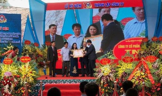Ông Nhữ Văn Tâm, Phó Chủ tịch TT tỉnh Thái Nguyên thay mặt Thủ tướng trao tặng Bằng khen cho Công ty Thăng Long nhân kỷ niệm ngày truyền thống 10 năm