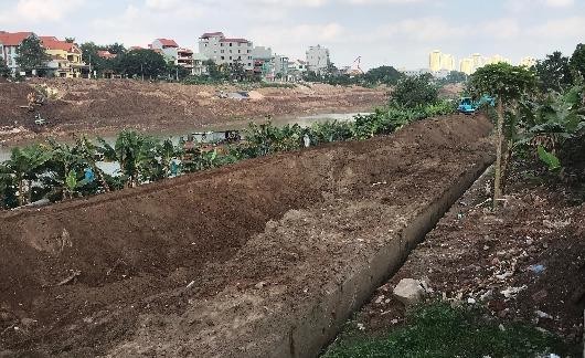 Máy múc đào bới đất màu đẹp ở lớp dưới dọc hành lang lưu không bờ kênh Bắc Hưng Hải thuộc xã Kim Lan, huyện Gia Lâm, Hà Nội