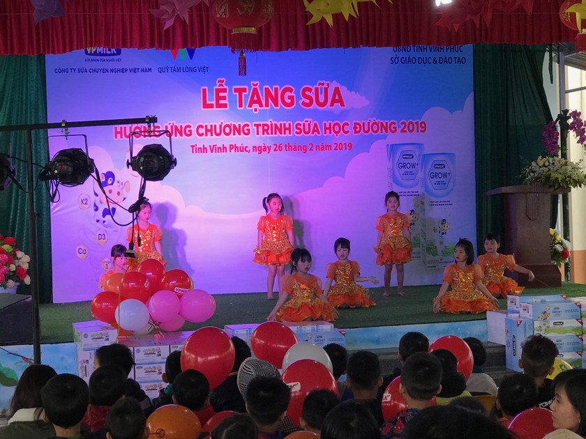 Các em mẫu giáo trường mầm non Hợp Châu biểu diễn tiết mục văn nghệ ấn tượng