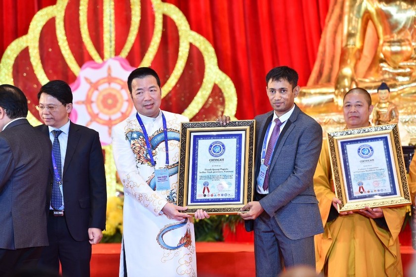Ông Mẫn Ngọc Anh, Chủ tịch Hội doanh nghiệp trẻ tỉnh Bắc Ninh, Chủ tịch tập đoàn Hanaka vinh dự được nhận  bằng chứng nhận xác lập kỷ lục thế giới