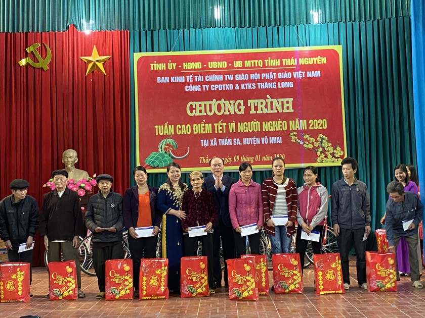 Ông Nguyễn Huy Quý, Tổng giám đốc Công ty CP  ĐTXD và KTKS Thăng Long tặng quà tết cho người nghèo và gia đình chính sách
