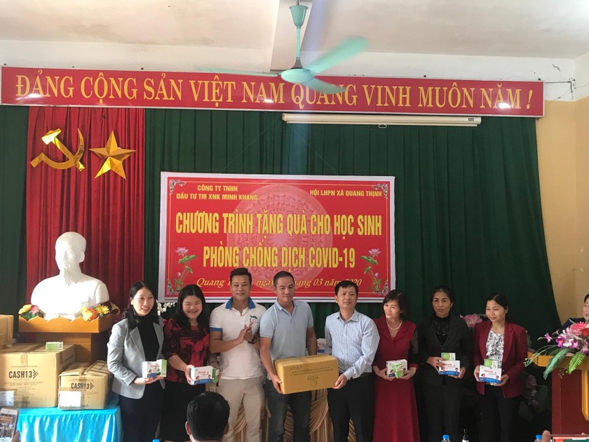 Đại diện Công ty Minh Khang trao quà cho Hiệu trưởng các trường trên địa bàn xã Quang Thịnh  