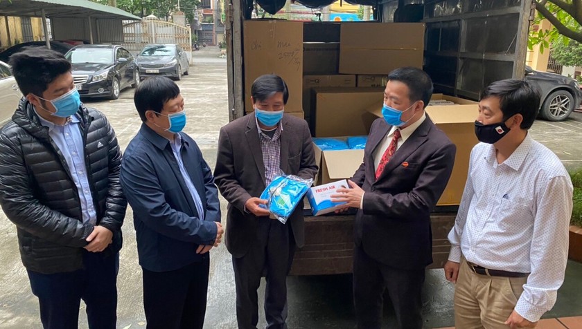 Chủ tịch tỉnh Nguyễn Dương Thái ghi nhận những thiết bị y tế mà doanh nghiệp trao tặng cho địa phương