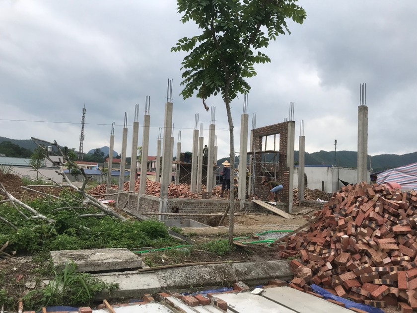 Người dân đang xây dựng nhà ở trên đất dự án khu dân cư số 1, thị trấn Đình Cả.