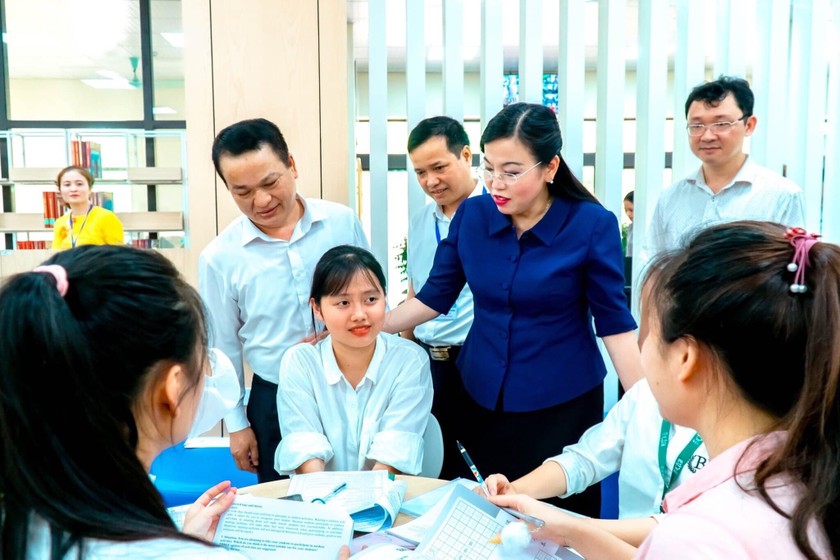 Bí thư tỉnh ủy Thái Nguyên Nguyễn Thanh Hải  động viên, lắng nghe những chia sẻ các bạn sinh viên (Đại học Thái Nguyên)