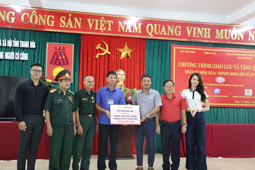 Đại diện thương hiệu Him Lam Land tặng quà cho đại diện Trung tâm điều dưỡng Thương binh tỉnh Thanh Hóa