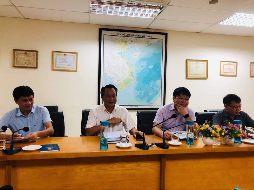 Ông Nguyễn Minh Khuyến, Phó Cục trưởng Cục QLTN nước (áo trắng) cùng một số Trưởng phòng trao đổi thông tin với phóng viên