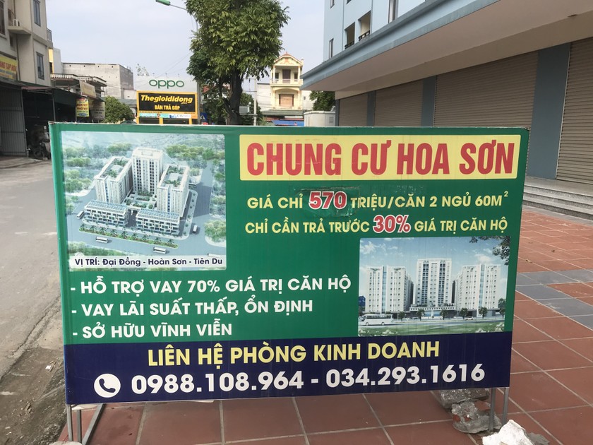 Biển rao bán căn hộ được Công ty Hoa Sơn quảng cáo rầm rộ