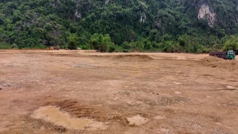 Đất trồng rừng sản xuất đã bị doanh nghiệp san phẳng trái phép tại xóm Khai Đồi, xã Sào Báy, huyện Kim Bôi.