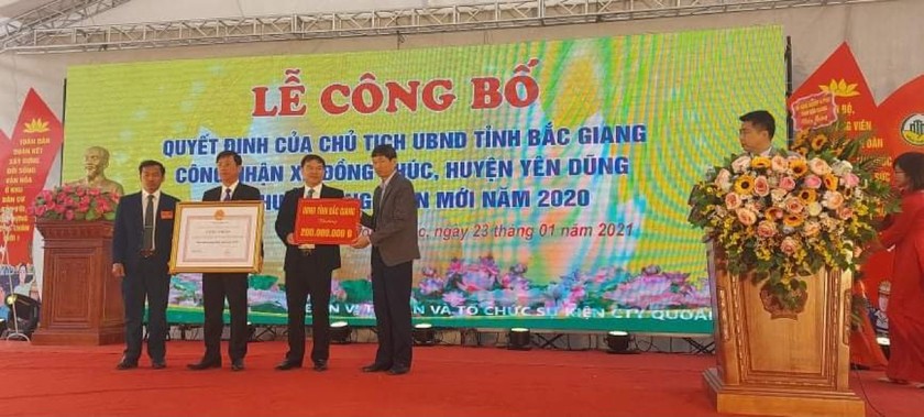 Bí thư, Chủ tịch xã Đồng Phúc Trịnh Nam Thắng nhận Bằng công nhận xã đạt chuẩn nông thôn mới.