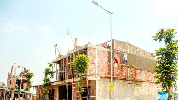 Người dân xây nhà mới tại khu dân cư Hương Sơ, TP Huế