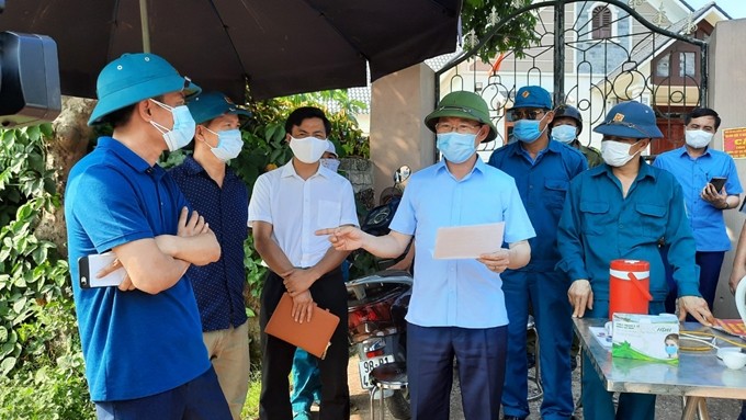 Ông Lê Ánh Dương, Chủ tịch UBND tỉnh Bắc Giang kiểm tra công tác phòng, chống dịch tại thôn Đồng Cống, xã Yên Mỹ.