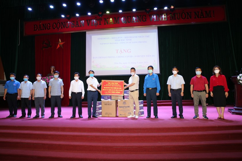 Trao tặng thiết bị, hỗ trợ tiền cho địa bàn huyện Tiên Du chống dịch COVID-19.
