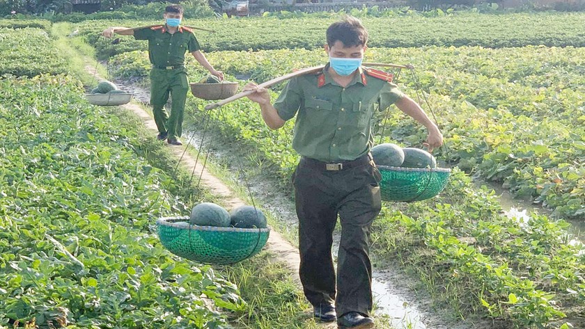 Chiến sỹ Công an nhân dân huyện Yên Dũng, Bắc Giang hỗ trợ nông dân tiêu thụ nông sản.