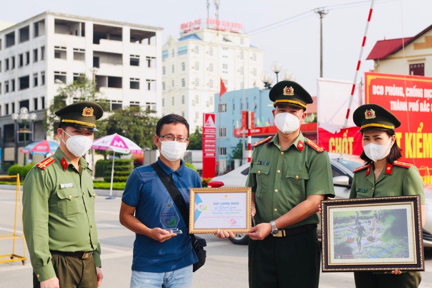 Thượng tá Thân Văn Hải – Phó Giám đốc Công an tỉnh Bắc Giang trao giải cho tác giả có tác phẩm xuất sắc