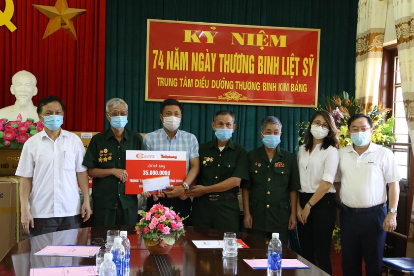 Đại diện Him Lam Land thăm và tặng quà tại trung tâm điều dưỡng thương binh Hà Nam