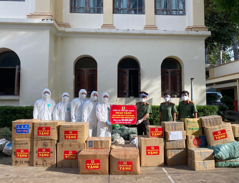 Đoàn chi viện của Công an tỉnh Bắc Giang đã trao tiền và các thiết bị y tế, nhu yếu phẩm cho Công an TP Hồ Chí Minh