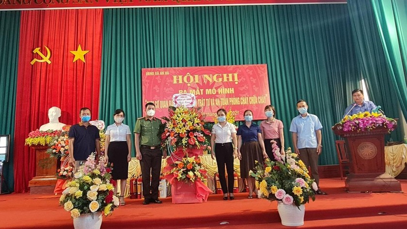 Lãnh đạo Công an huyện Lạng Giang tặng hoa chúc mừng