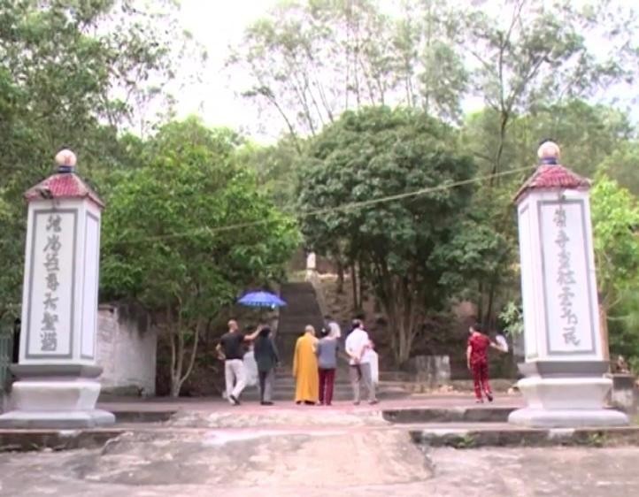 Lối lên chùa Huyền Thiên