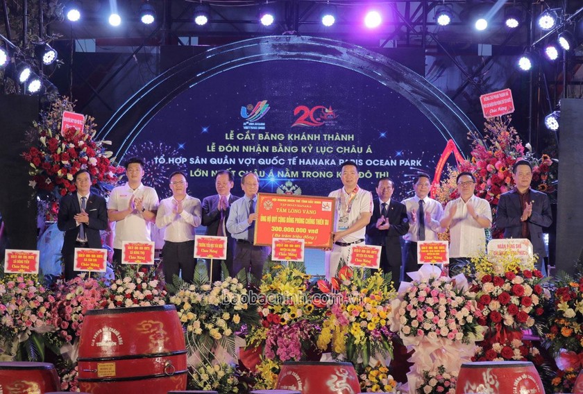 Doanh nhân Mẫn Ngọc Anh nhận Bằng Kỷ lục Châu Á tổ hợp sân quần vợt lớn nhất Châu Á .