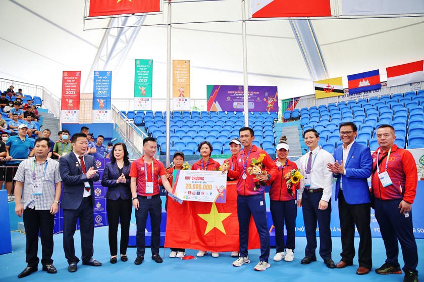 Lãnh đạo tỉnh Bắc Ninh và doanh nhân Mẫn Ngọc Anh chúc mừng đội tuyển Quần vợt nữ Việt Nam giành Huy chương Bạc nội dung đồng đội nữ.
