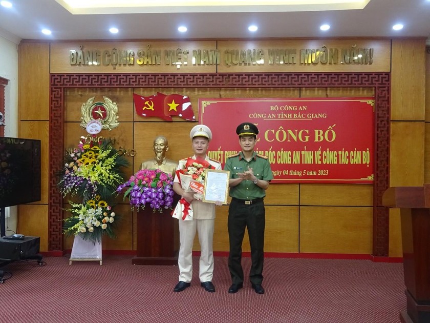 Lãnh đạo Công an tỉnh Bắc Giang trao quyết định bổ nhiệm Thiếu tá Nguyễn Thành Nam làm Trưởng Công an huyện Sơn Động.