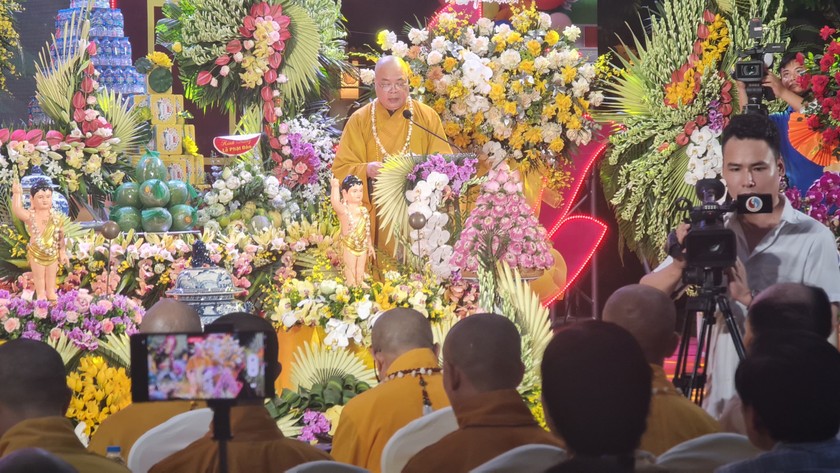 Hòa thượng Thích Thanh Nhiễu, Phó Chủ tịch Thường trực Hội đồng Trị sự Giáo hội Phật giáo Việt Nam phát biểu tại Đại lễ.