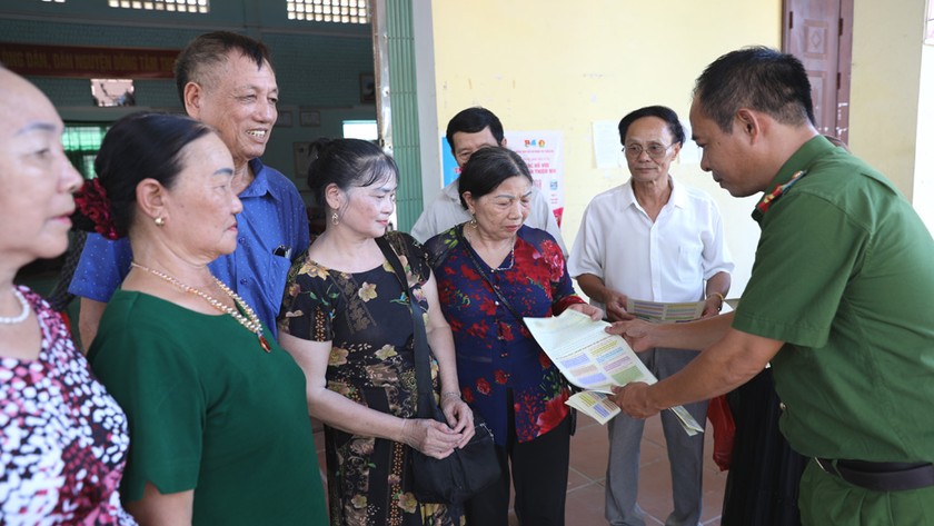 Công an thị trấn Vôi (Lạng Giang) phối hợp với Tổ dân phố Toàn Mỹ cấp phát tài liệu cho nhân dân. 