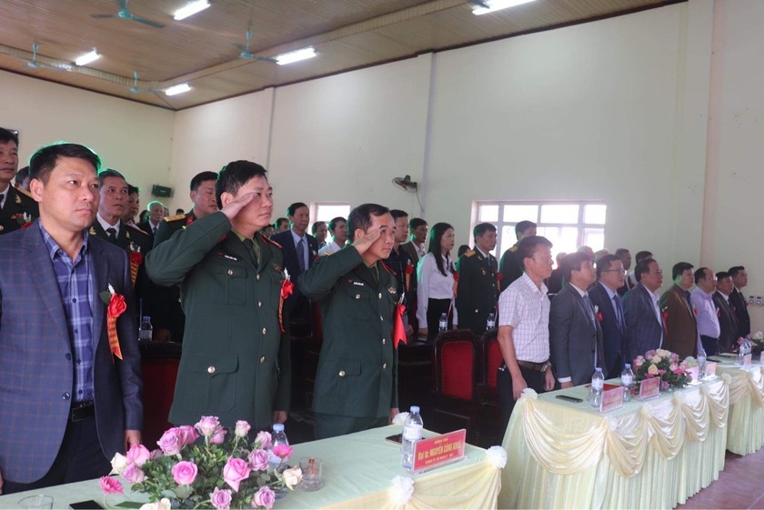 Các đại biểu làm Lễ chào cờ tại buổi Lễ kỷ niệm ngày 25/11/2023 tại Hội trường xã Quang Thịnh.