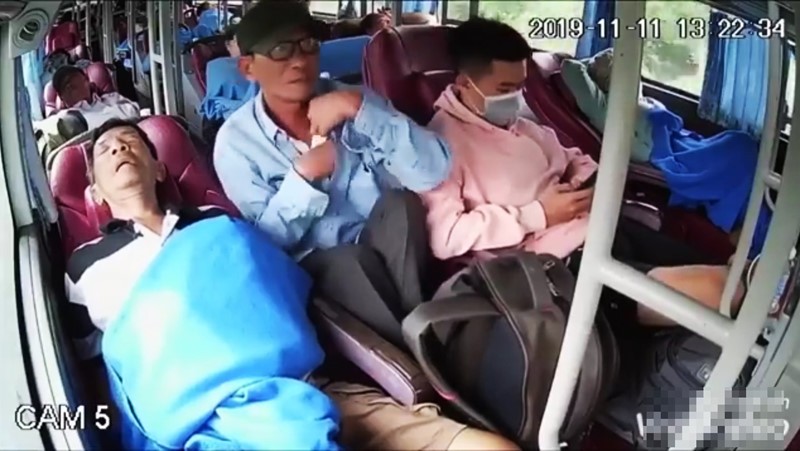 Cảnh đối tượng Bắc cướp tài sản của hành khách bị ngủ mê. Ảnh cắt từ clip nhà xe