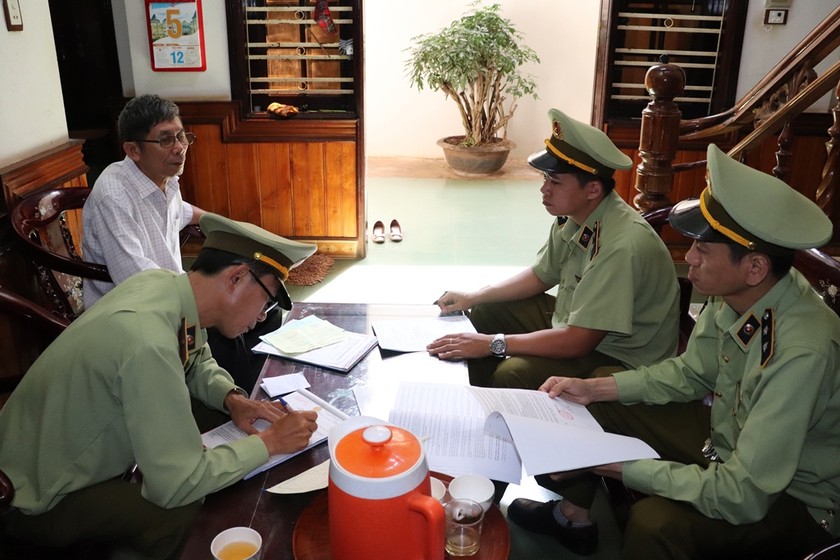 Đoàn kiểm tra quản lý thị trường Đắk Lắk làm việc với doanh nghiệp kinh doanh xăng dầu