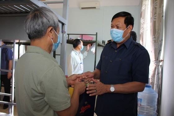 Thứ Trưởng Đỗ Xuân Tuyên thăm hỏi, động viên, tặng quà cho những người được cách ly tại TP. Buôn Ma Thuột.