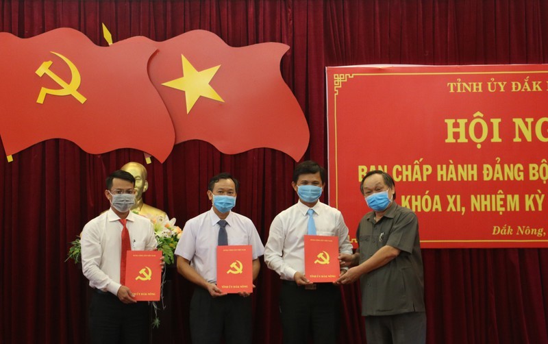 Ông Lê Diễn, Bí thư tỉnh Đắk Nông trao quyết định trao quyết định của Ban Bí thư Trung ương Đảng về công tác cán bộ  