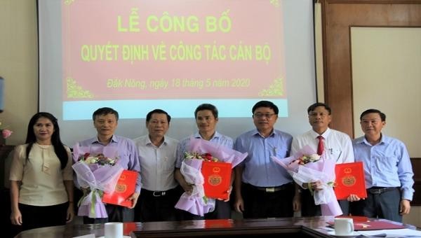 Ông Nguyễn Bốn (thứ 3 từ trái qua), Chủ tịch UBND tỉnh Đắk Nông trao quyết định cho một số cán bộ.