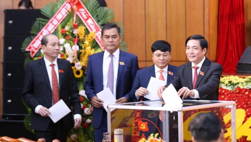 Đồng chí Bùi Văn Cường cùng các đại biểu bỏ phiếu bầu BCH Đảng bộ khoá XVII.