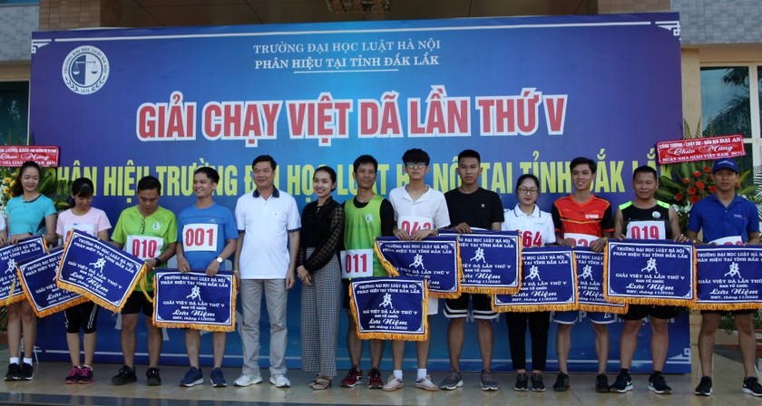 Ông Nguyễn Hùng Vừa - Phó Giám đốc Phân hiệu Đại học Luật Hà Nội tại Đắk Lắk trao giải cho các VĐV