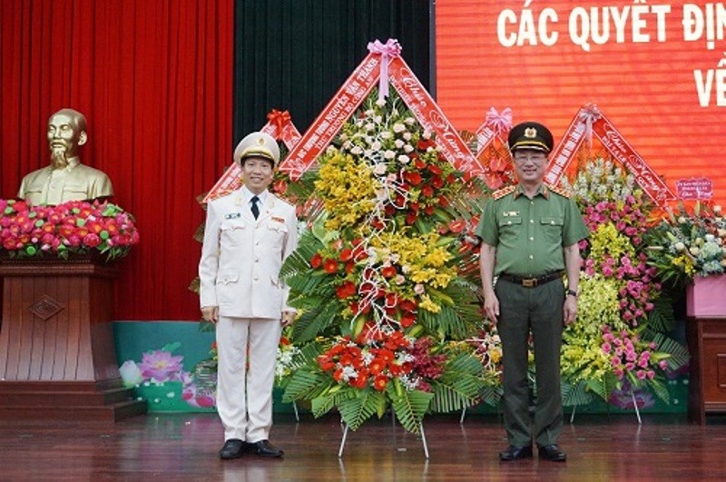 Thượng tướng Nguyễn Văn Thành - Thứ trưởng Bộ Công an - tặng hoa chúc mừng Thiếu tướng Lê Văn Tuyến được điều động giữ chức vụ Phó Chủ nhiệm Thường trực UBKT Đảng ủy Công an Trung ương.