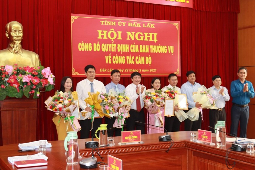 Công bố Quyết định điều động công tác cán bộ của Tỉnh ủy Đắk Lắk.
