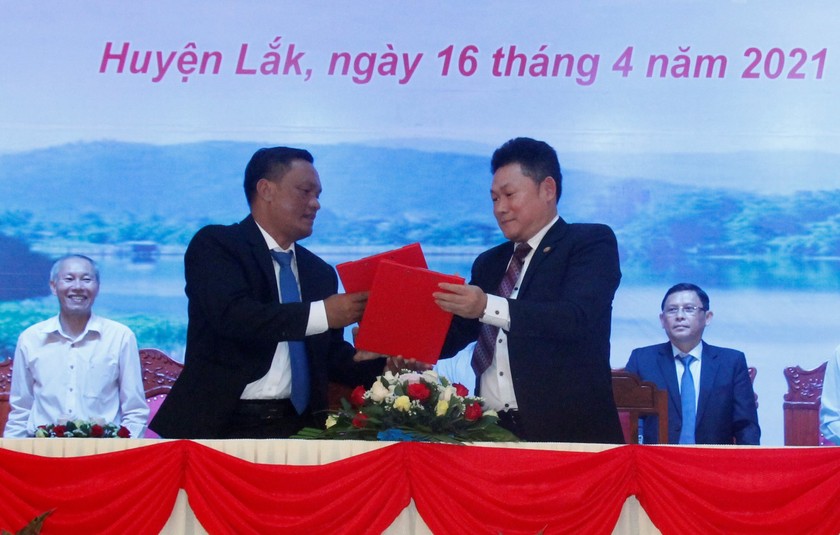 Lãnh đạo Huyện Lắk trao Giấy Chứng nhận đầu tư cho doanh nghiệp.