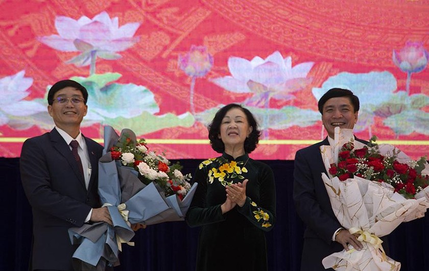 Bà Trương Thị Mai, Trưởng Ban Tổ chức Trung ương trao quyết định cho ông Nguyễn Đình Trung (bên trái).