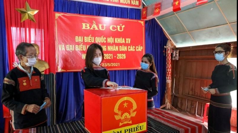 Cử tri trẻ tuổi TP Buôn Ma Thuột, Đắk Lắk bỏ phiếu.