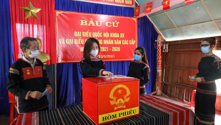 Cử tri Đắk Lắk bỏ phiếu trong ngày bầu cử.