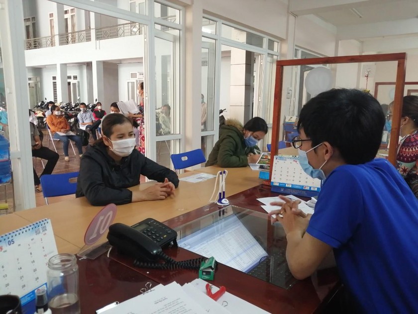 Trung tâm DVVL tỉnh Đắk Lắk hướng dẫn người lao động hưởng trợ cấp thất nghiệp.