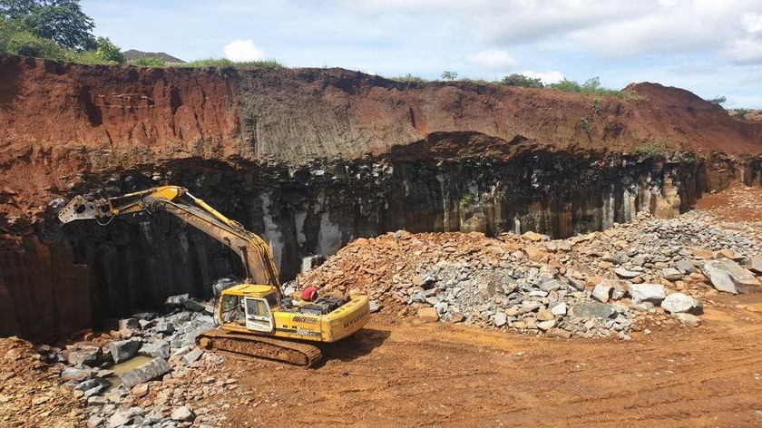 Hiện trường 1 vụ khai thác đá bazan trái phép tại Đắk Nông
