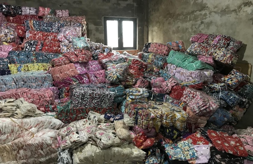 Kho hàng 1.360 bộ quần áo nữ không có nhãn hàng hóa tại huyện Đắk Mil (Đắk Nông)