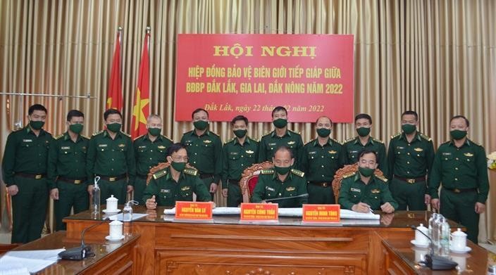 Bộ đội Biên phòng 3 tỉnh Đắk Lắk, Đắk Nông và Gia Lai cùng ký kết hiệp đồng bảo vệ biên giới tiếp giáp. Ảnh Ngọc Lân