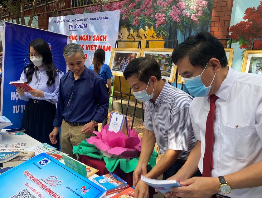 Các đại biểu tham quan sách tại sự kiện Ngày Sách và Văn hóa đọc Việt Nam tại Đắk Lắk