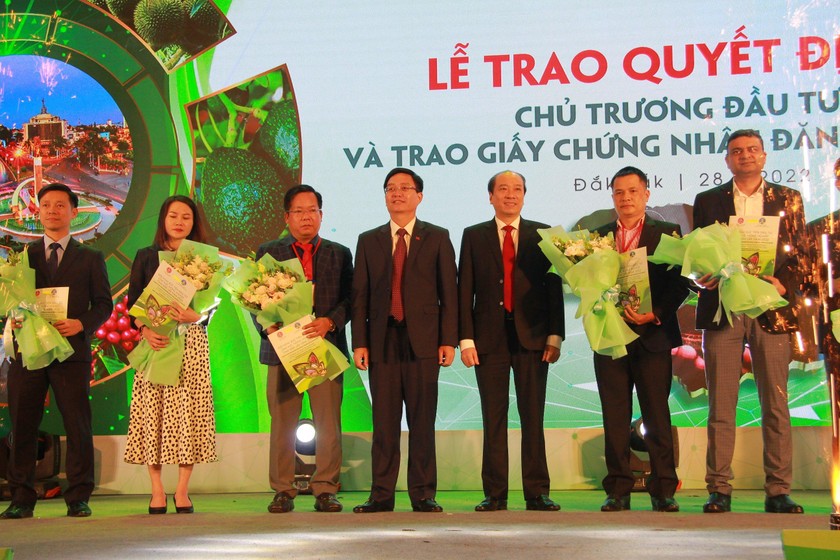 Lãnh đạo Đắk Lắk trao Quyết định cam kết chủ trương đầu tư cho các doanh nghiệp 