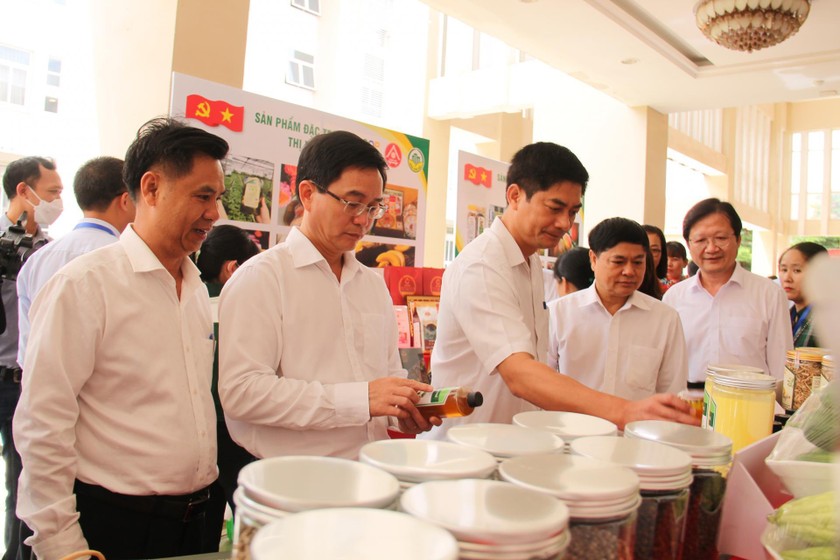 Các đại biểu tham quan gian hàng sản phẩm OCOP. Ảnh Minh Thuận