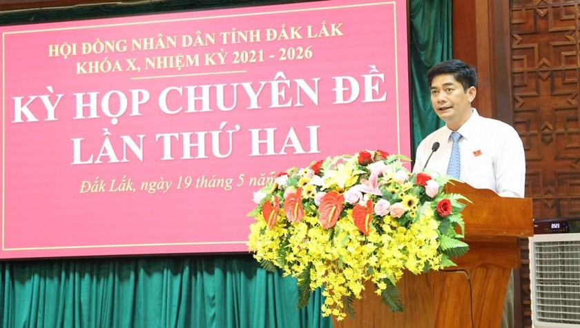 Chủ tịch HĐND tỉnh Đắk Lắk Y Vinh Tơr phát biểu tại kỳ họp. Ảnh Minh Huệ